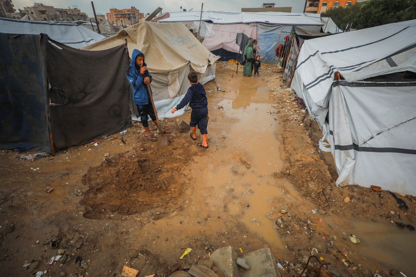 האוהלים שהוצפו בעקבות גשמי הסופה "ביירון" במחנה הפליטים נוסייראת, במרכז רצועת עזה