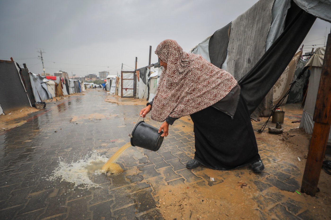 האוהלים שהוצפו בעקבות גשמי הסופה "ביירון" במחנה הפליטים נוסייראת, במרכז רצועת עזה