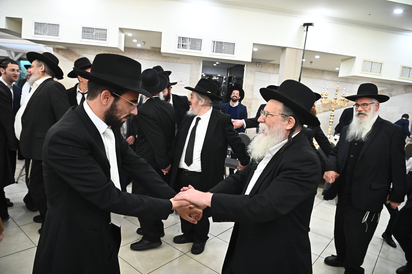 שמחת נישואי בנו של הרב יצחק קורלנסקי עם נכדת רבי שריאל רוזנברג