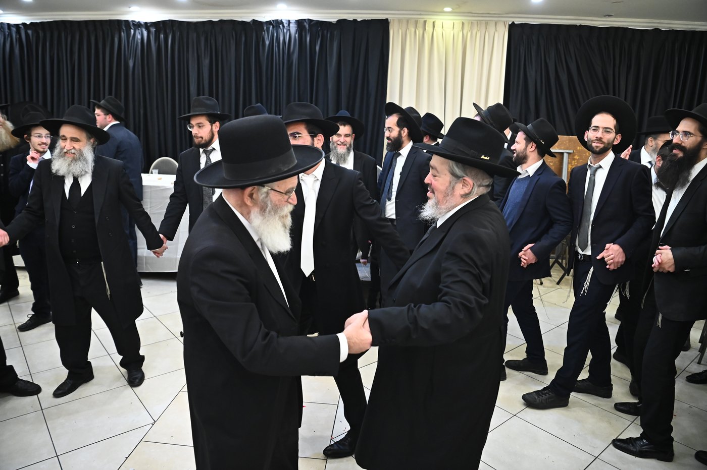 שמחת נישואי בנו של הרב יצחק קורלנסקי עם נכדת רבי שריאל רוזנברג