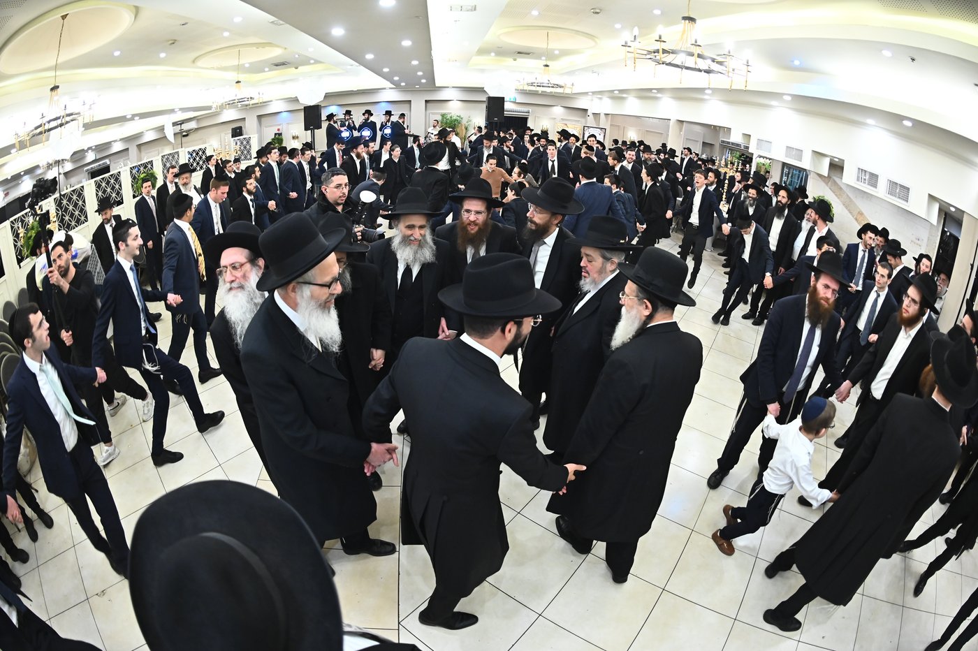 שמחת נישואי בנו של הרב יצחק קורלנסקי עם נכדת רבי שריאל רוזנברג