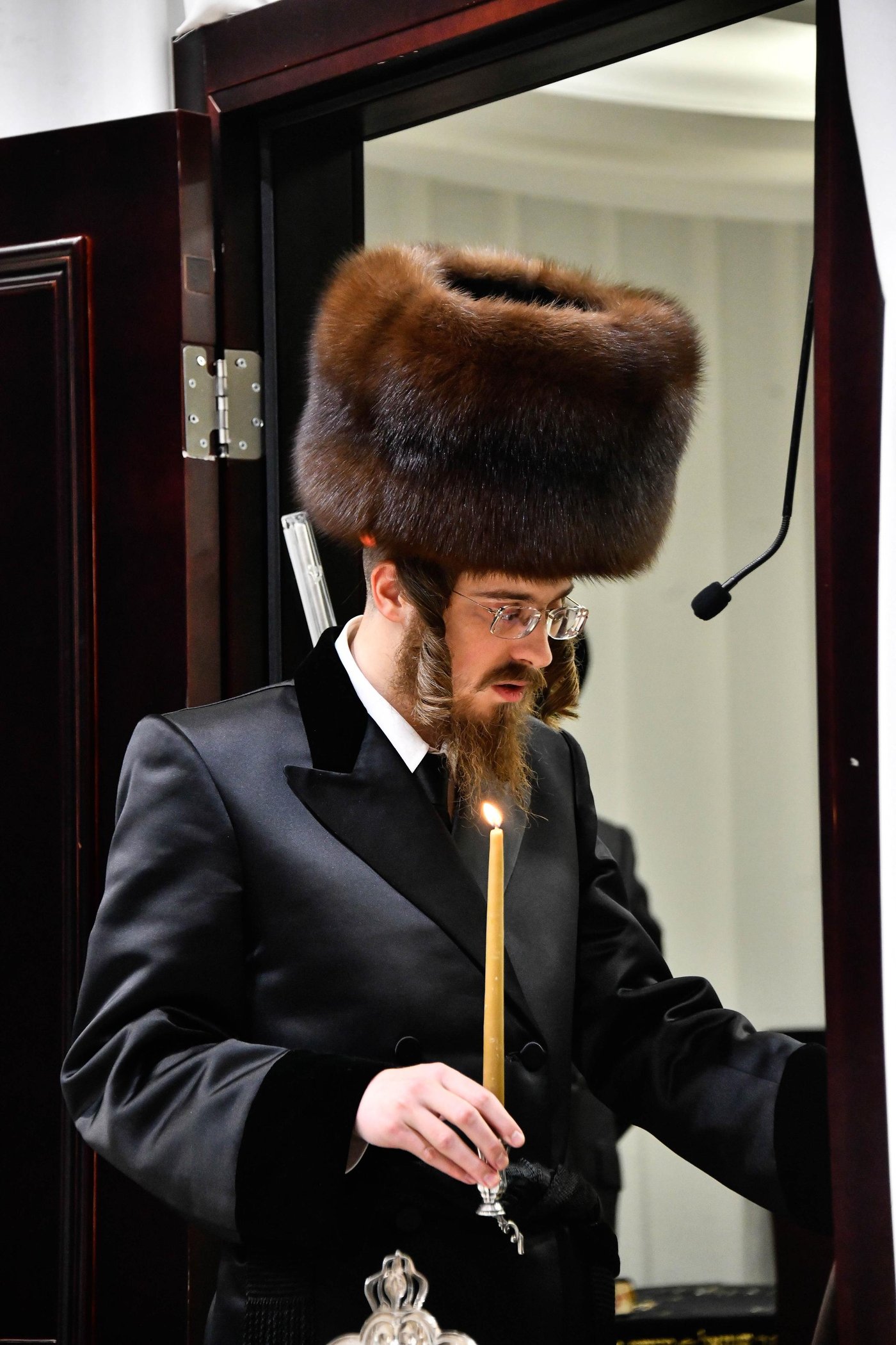 האדמו"ר מסאדיגורה בהדלקת נרות חנוכה 