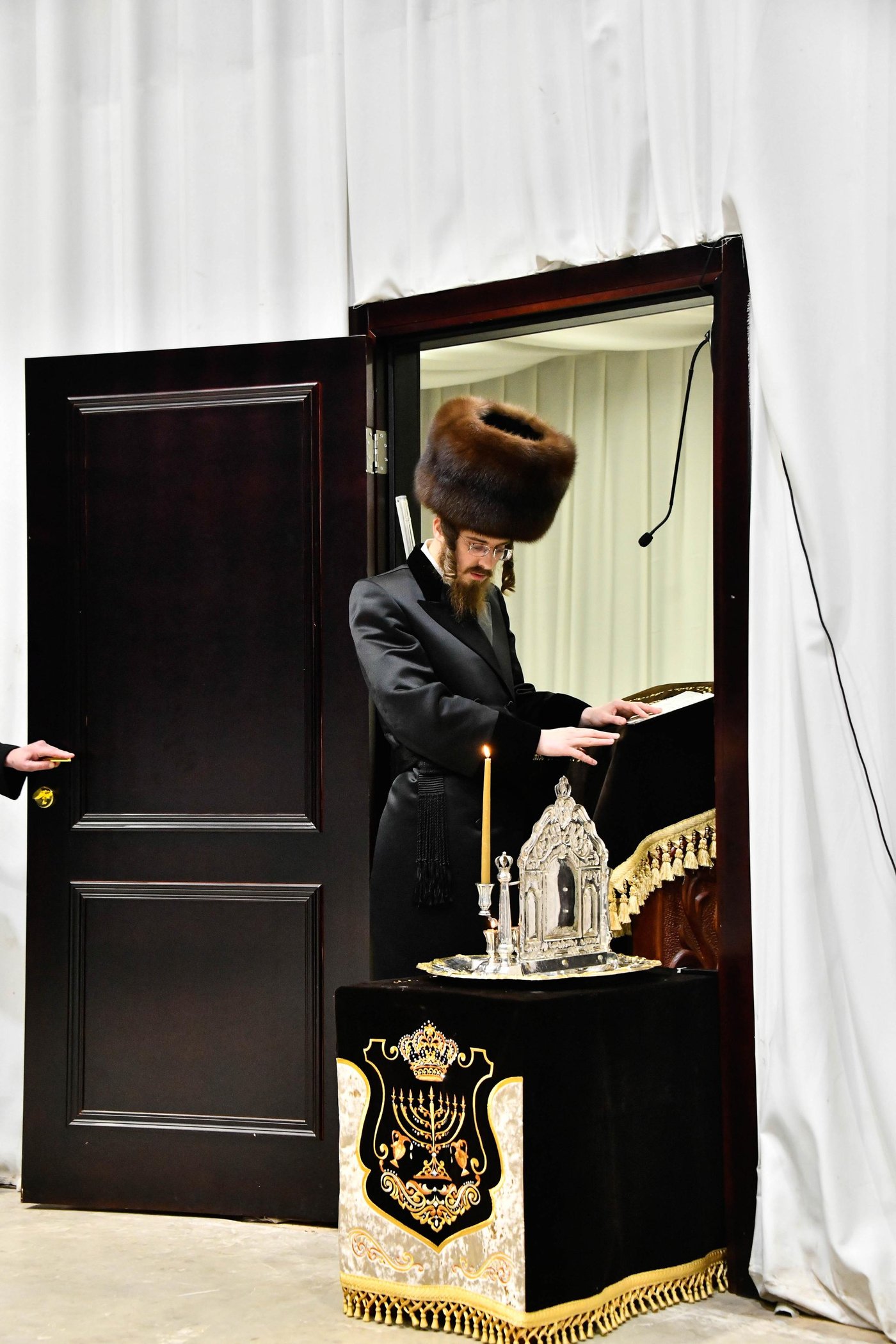 האדמו"ר מסאדיגורה בהדלקת נרות חנוכה 