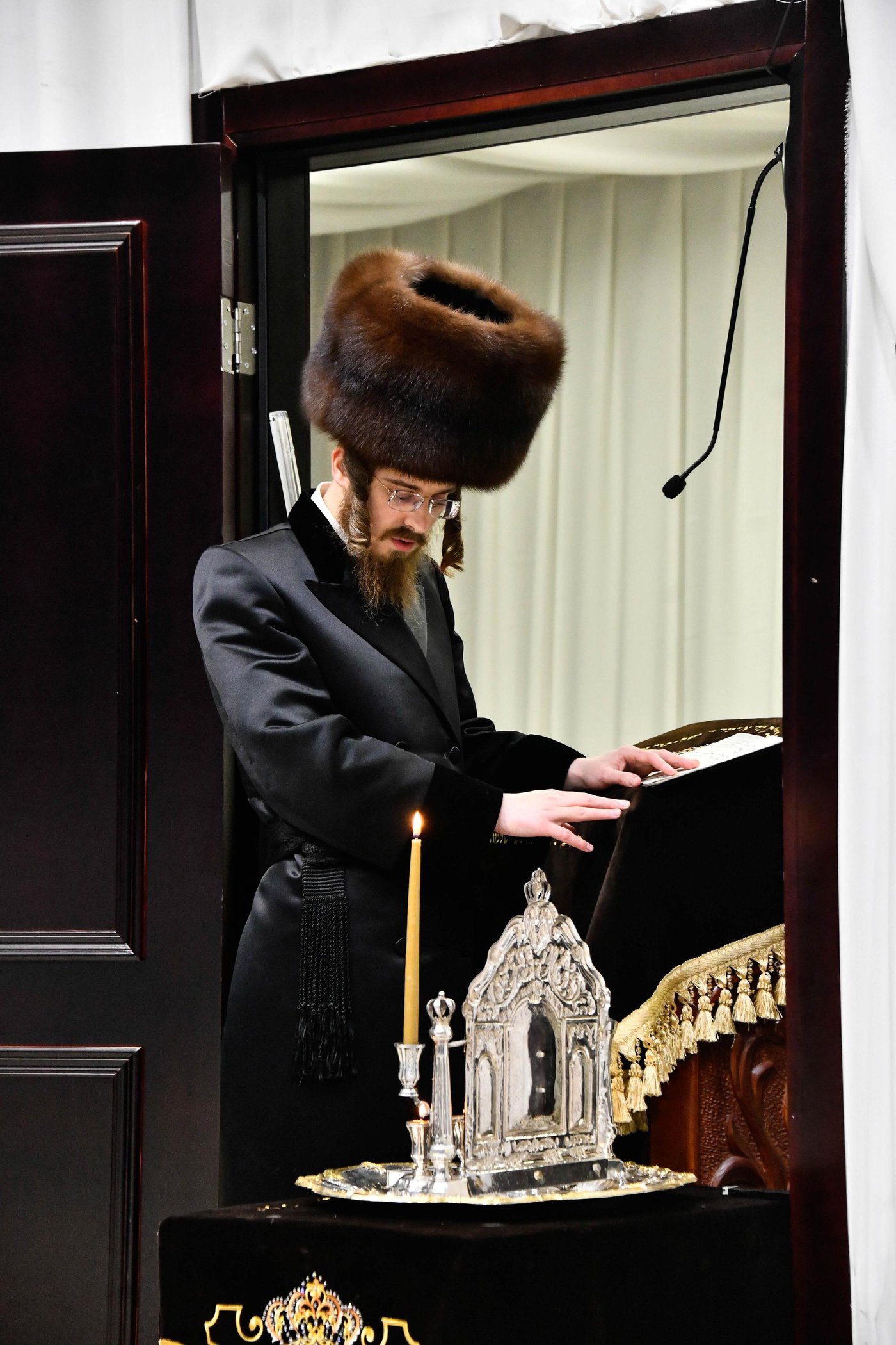 האדמו"ר מסאדיגורה בהדלקת נרות חנוכה 