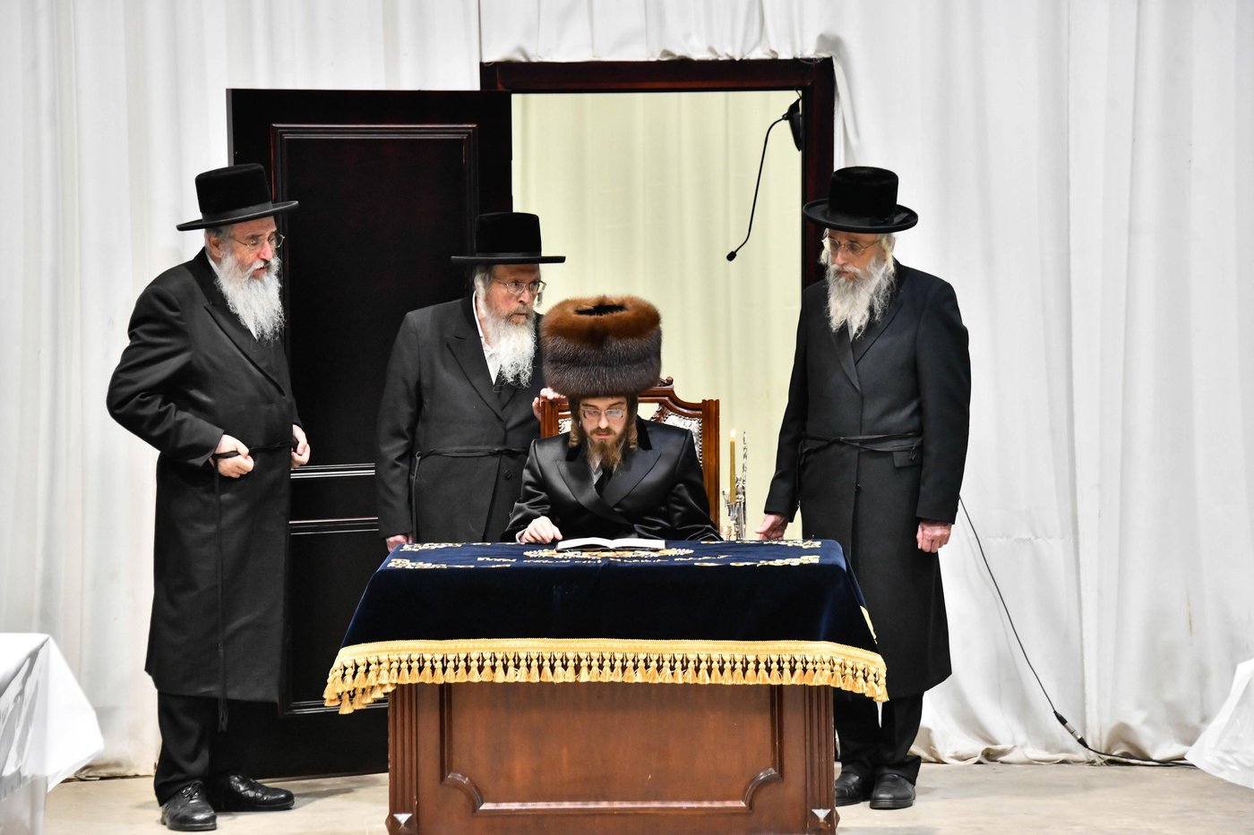 האדמו"ר מסאדיגורה בהדלקת נרות חנוכה 