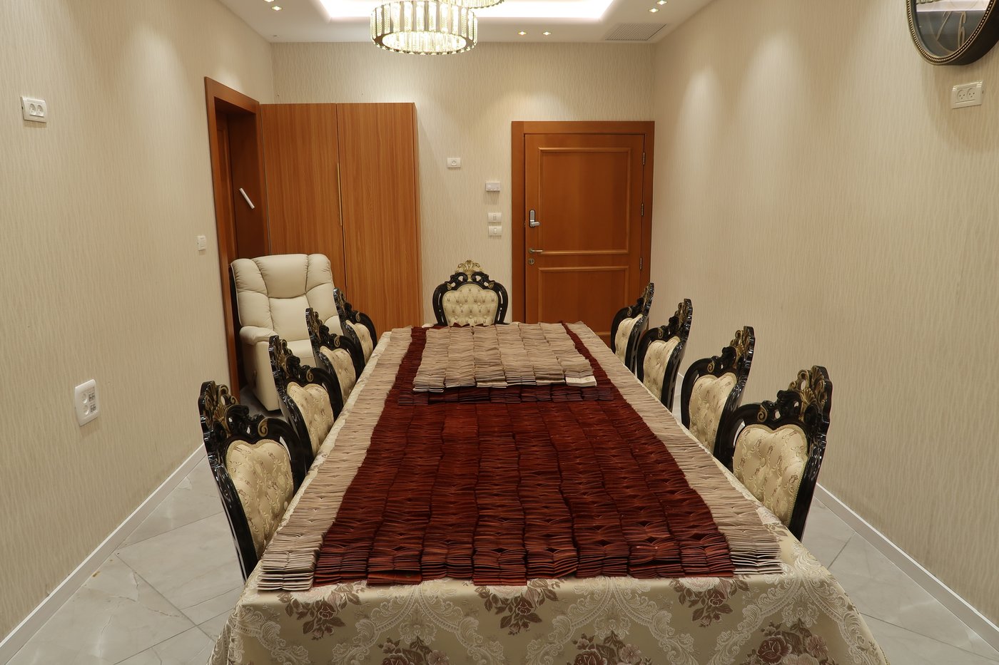 האדמו"ר מויז'ניץ מברך את מטבעות החנוכה