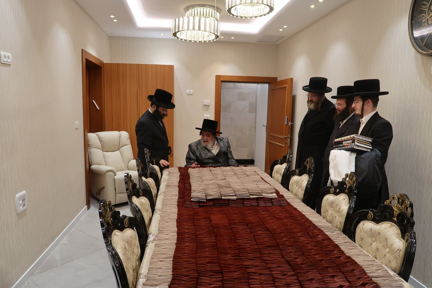 האדמו"ר מויז'ניץ מברך את מטבעות החנוכה