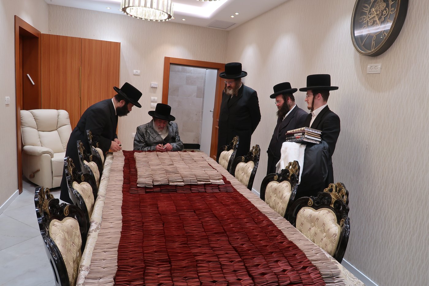 האדמו"ר מויז'ניץ מברך את מטבעות החנוכה