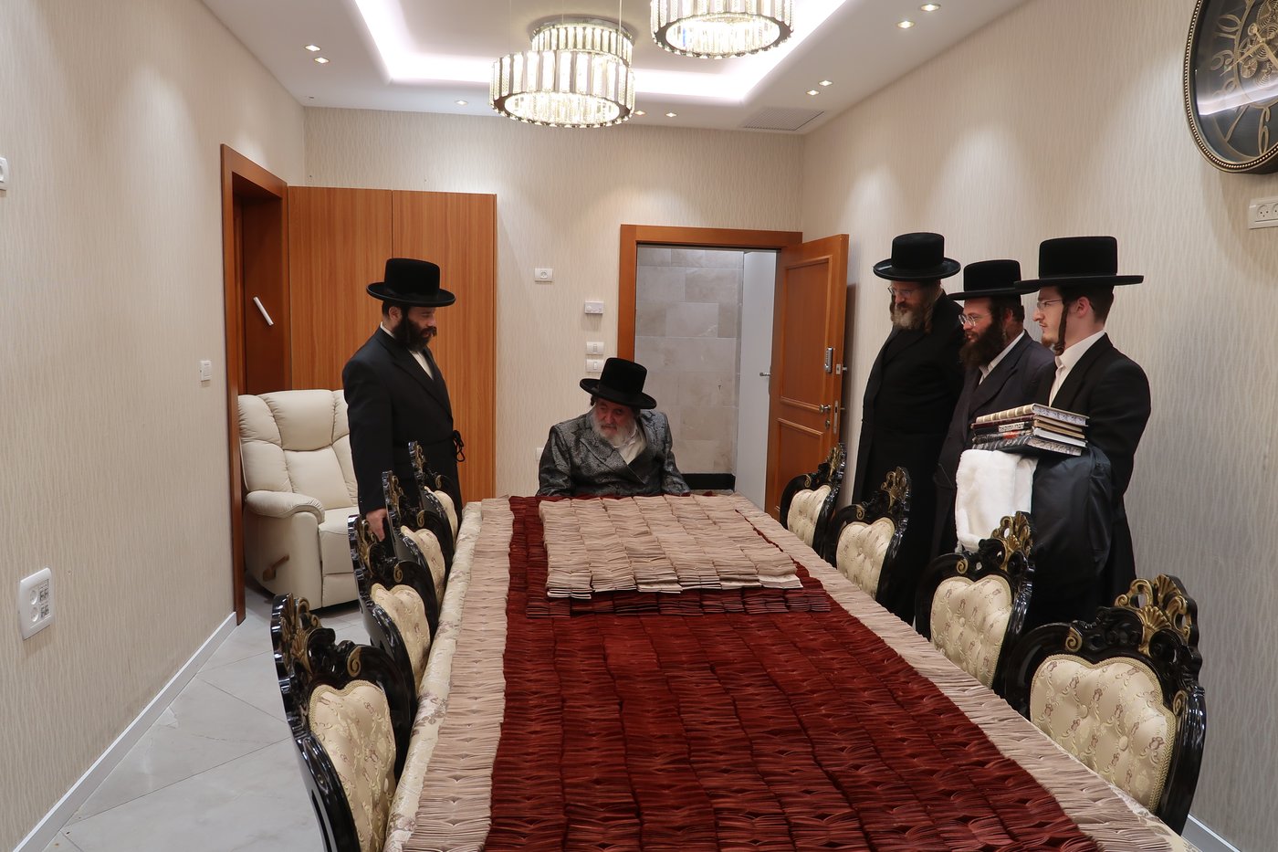 האדמו"ר מויז'ניץ מברך את מטבעות החנוכה