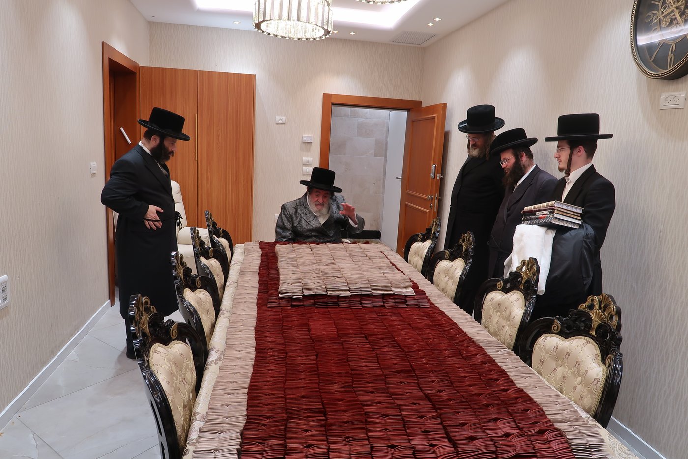 האדמו"ר מויז'ניץ מברך את מטבעות החנוכה