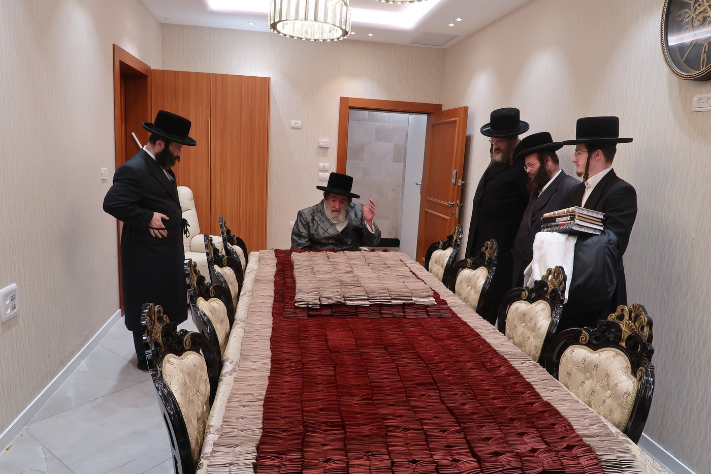 האדמו"ר מויז'ניץ מברך את מטבעות החנוכה