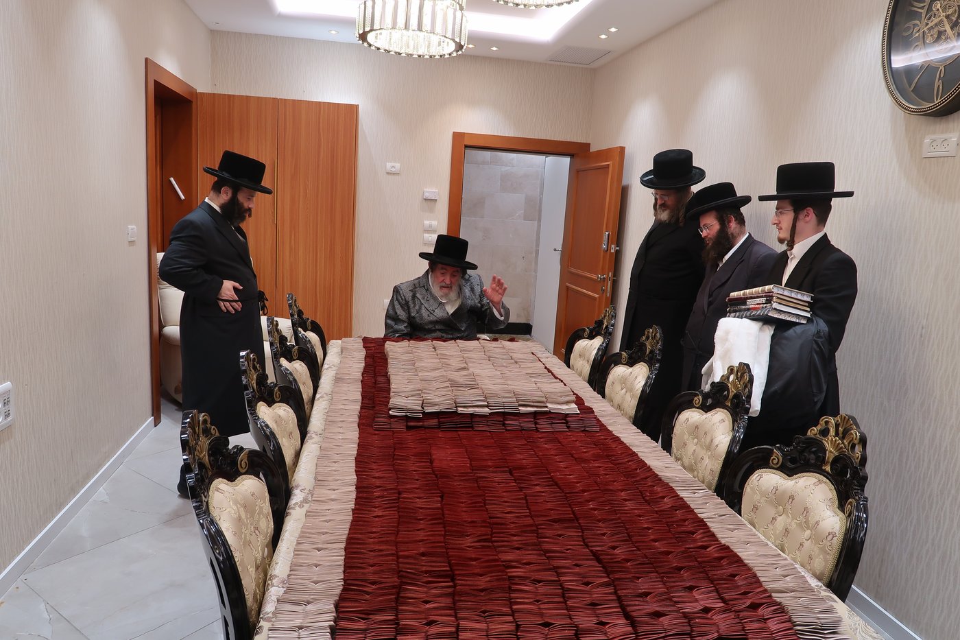 האדמו"ר מויז'ניץ מברך את מטבעות החנוכה