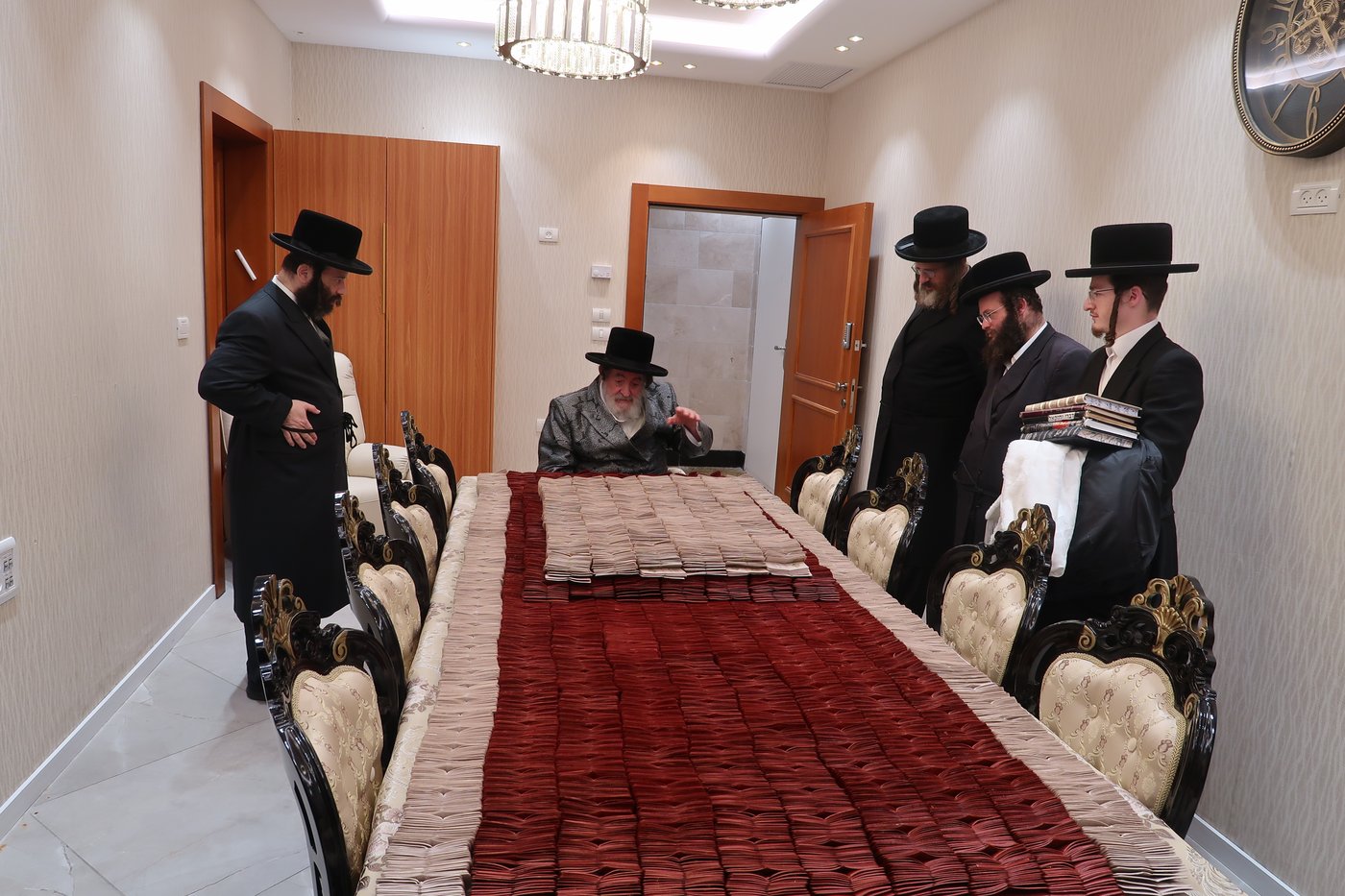 האדמו"ר מויז'ניץ מברך את מטבעות החנוכה