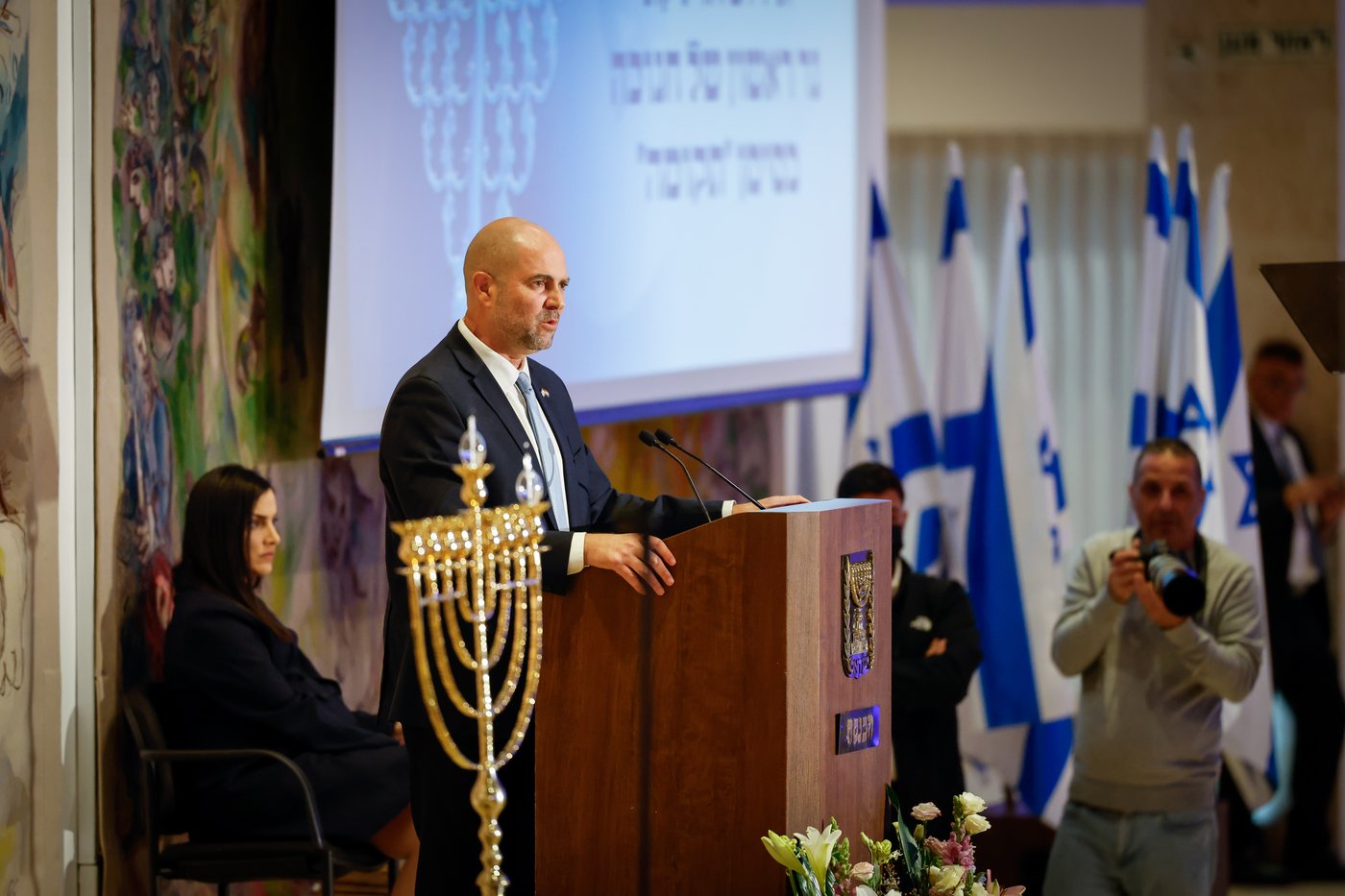 כך נראית הדלקת נר ראשון של חנוכה בכנסת - וכך זה נראה בשטח אויב | גלריה