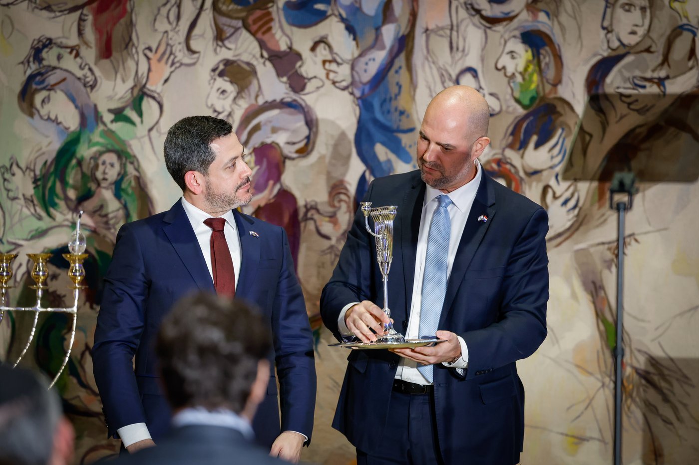 כך נראית הדלקת נר ראשון של חנוכה בכנסת - וכך זה נראה בשטח אויב | גלריה