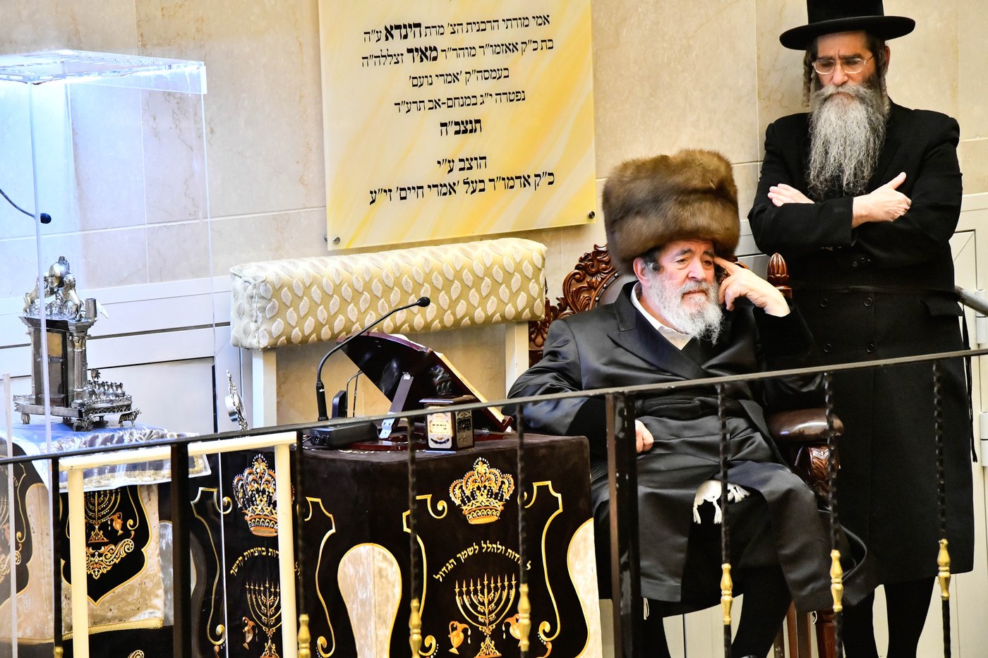 האדמו"ר מויז'ניץ בהדלקת נר ראשון דחנוכה