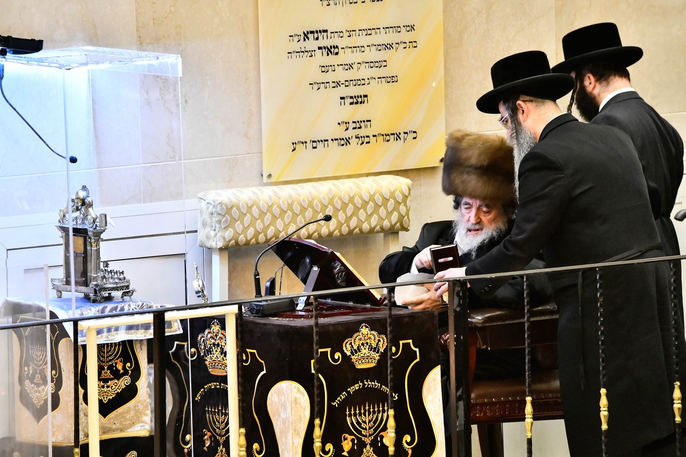 האדמו"ר מויז'ניץ בהדלקת נר ראשון דחנוכה