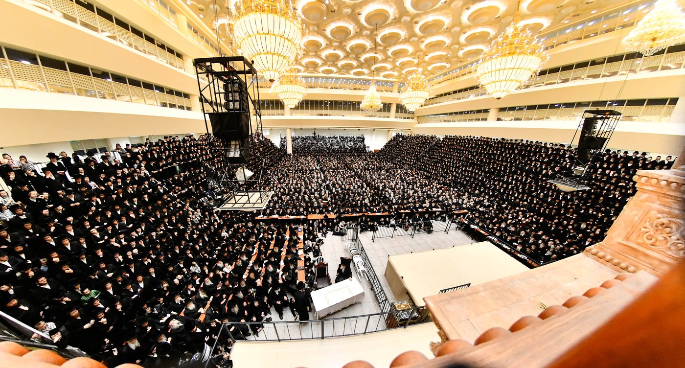 האדמו"ר מויז'ניץ בהדלקת נר ראשון דחנוכה