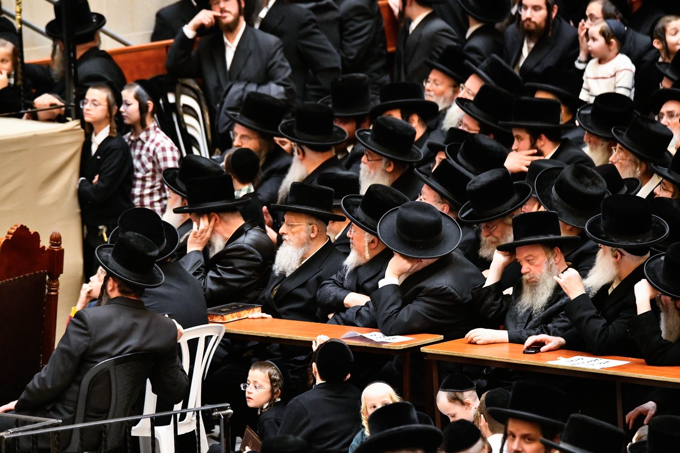 האדמו"ר מויז'ניץ בהדלקת נר ראשון דחנוכה