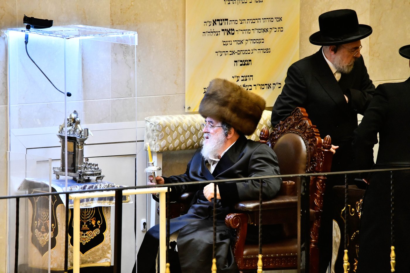 האדמו"ר מויז'ניץ בהדלקת נר ראשון דחנוכה