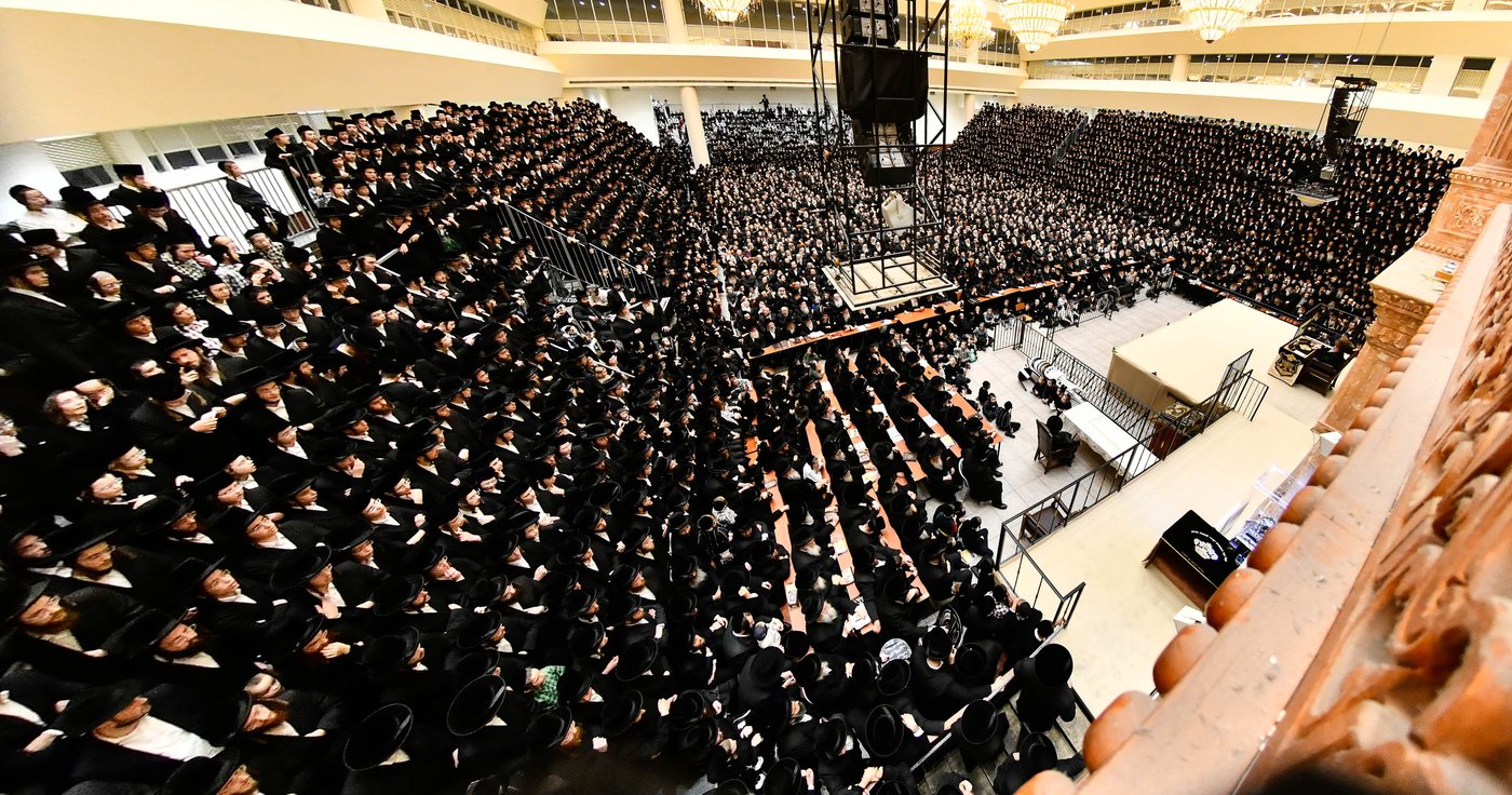 האדמו"ר מויז'ניץ בהדלקת נר ראשון דחנוכה