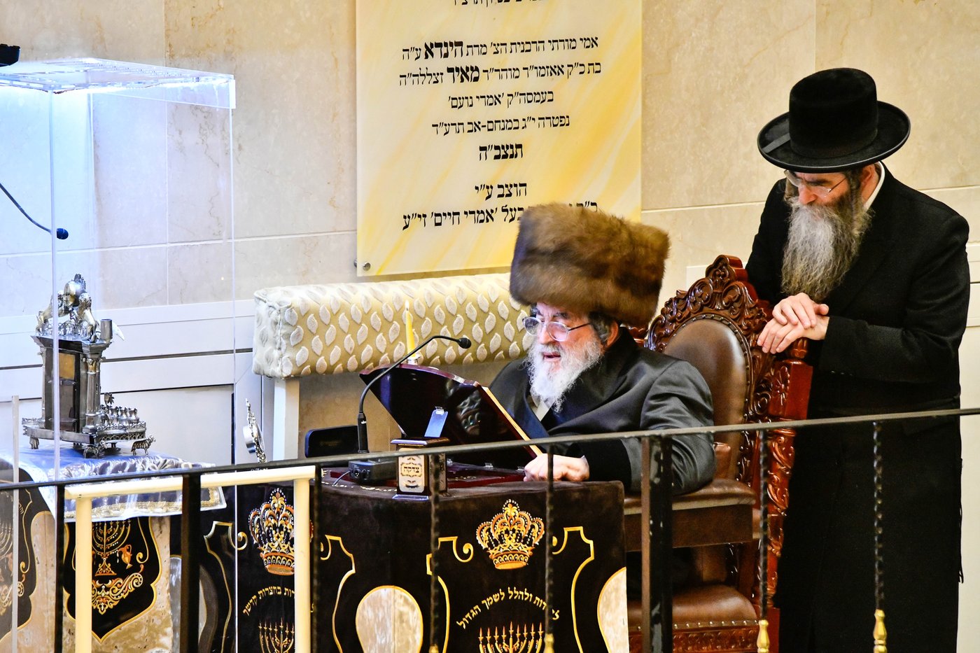 האדמו"ר מויז'ניץ בהדלקת נר ראשון דחנוכה