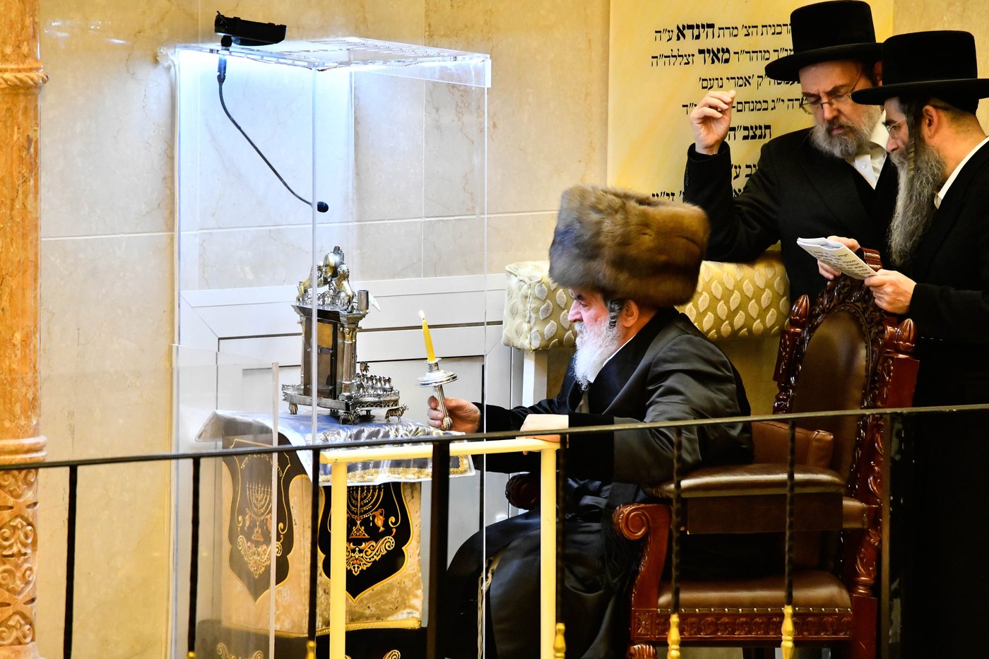 האדמו"ר מויז'ניץ בהדלקת נר ראשון דחנוכה