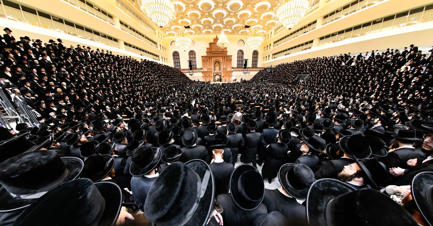 האדמו"ר מויז'ניץ בהדלקת נר ראשון דחנוכה