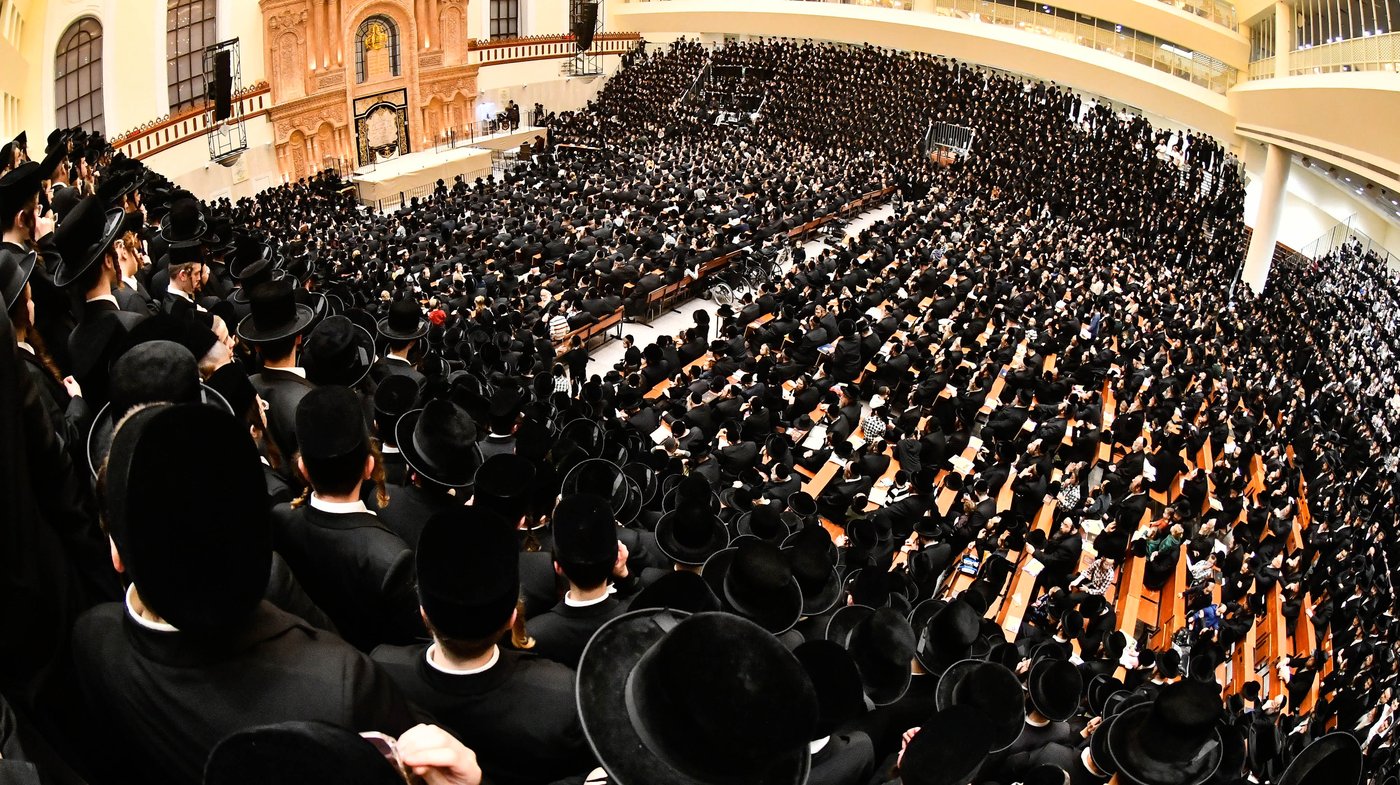 האדמו"ר מויז'ניץ בהדלקת נר ראשון דחנוכה