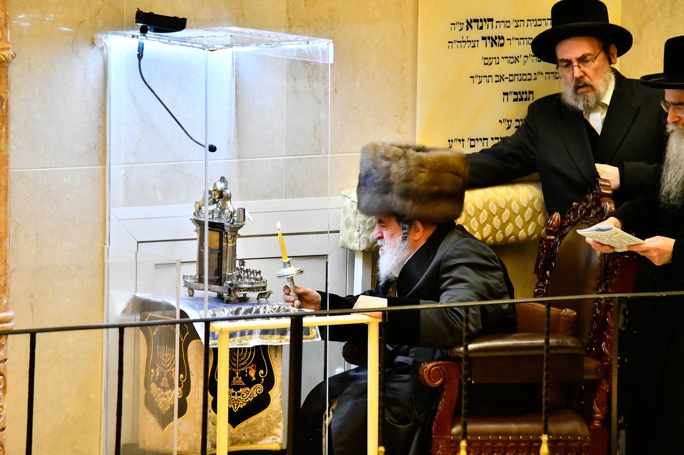 האדמו"ר מויז'ניץ בהדלקת נר ראשון דחנוכה