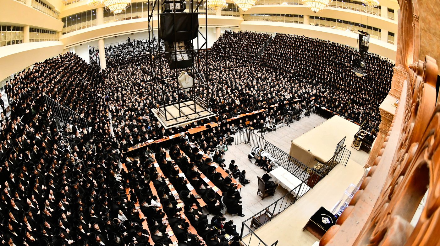 האדמו"ר מויז'ניץ בהדלקת נר ראשון דחנוכה