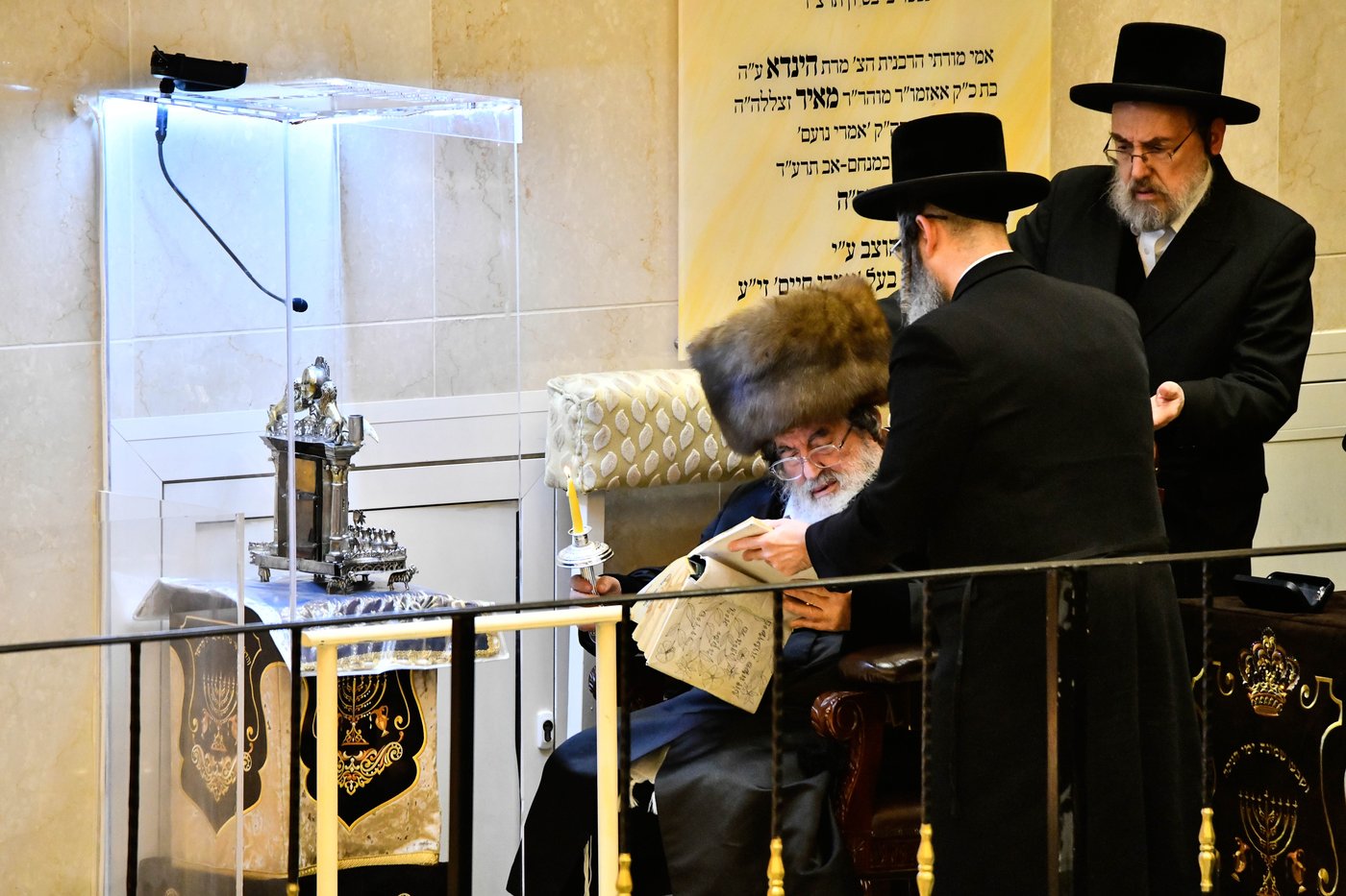 האדמו"ר מויז'ניץ בהדלקת נר ראשון דחנוכה