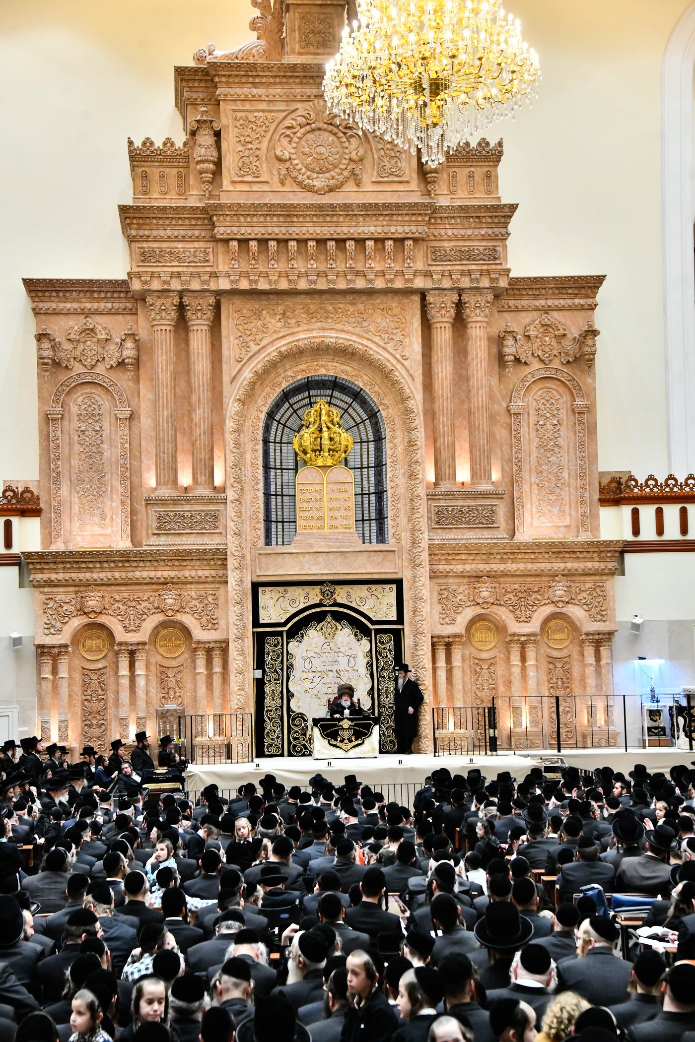 האדמו"ר מויז'ניץ בהדלקת נר ראשון דחנוכה