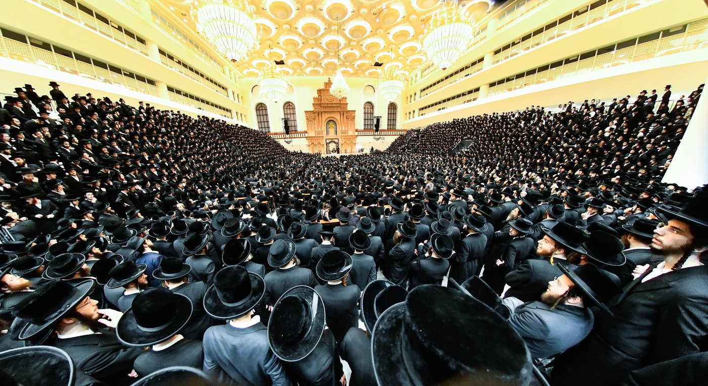 האדמו"ר מויז'ניץ בהדלקת נר ראשון דחנוכה