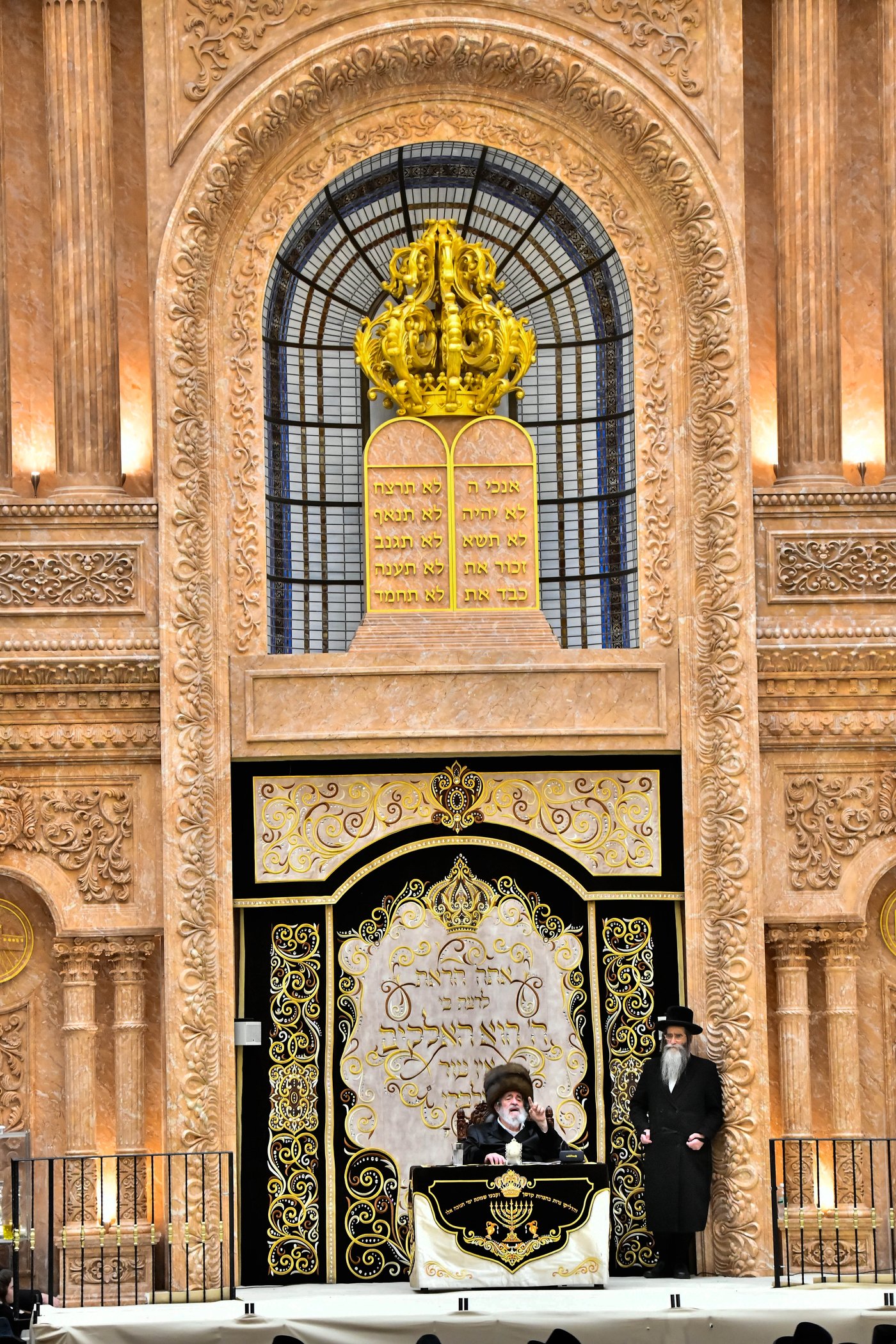 האדמו"ר מויז'ניץ בהדלקת נר ראשון דחנוכה