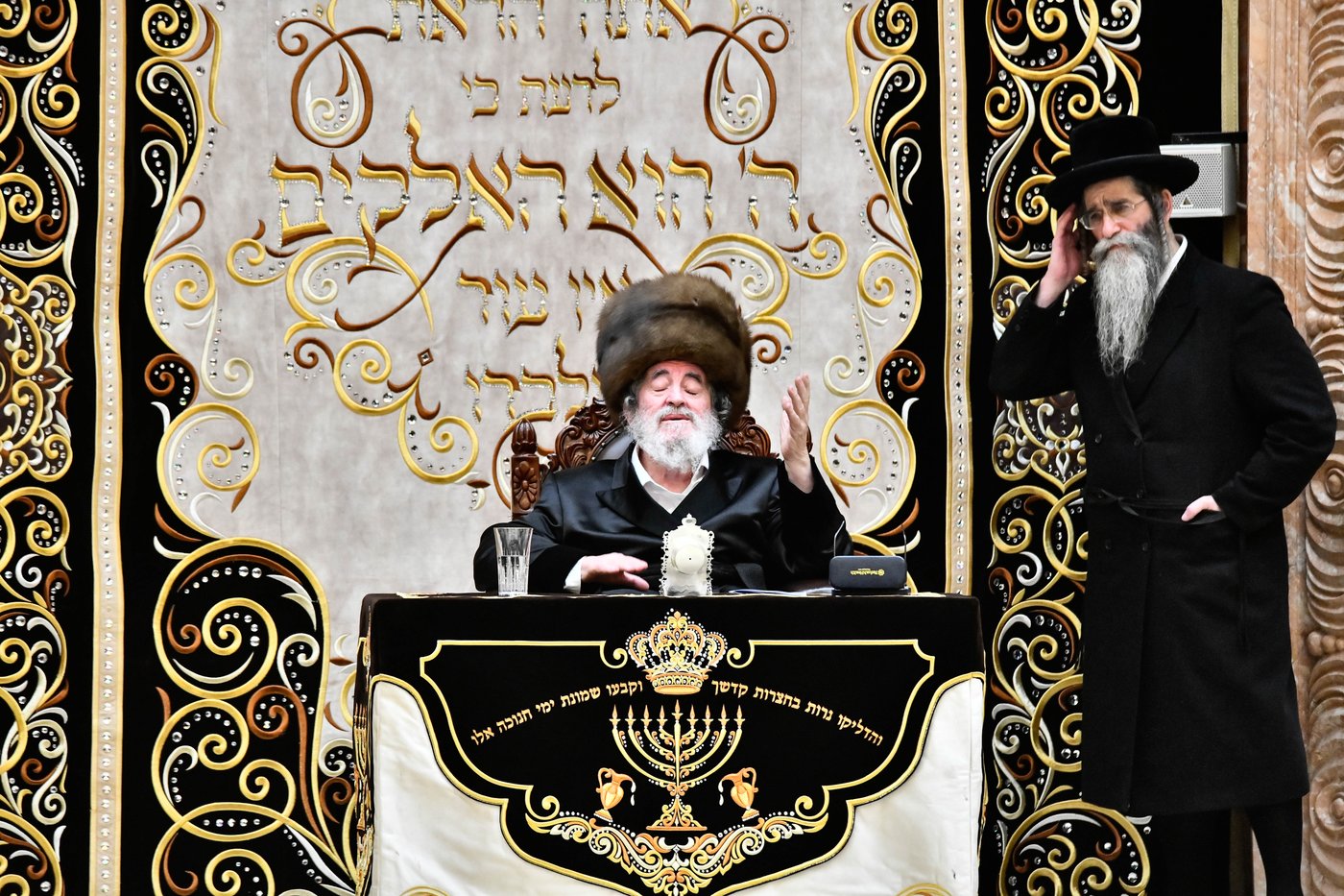 האדמו"ר מויז'ניץ בהדלקת נר ראשון דחנוכה