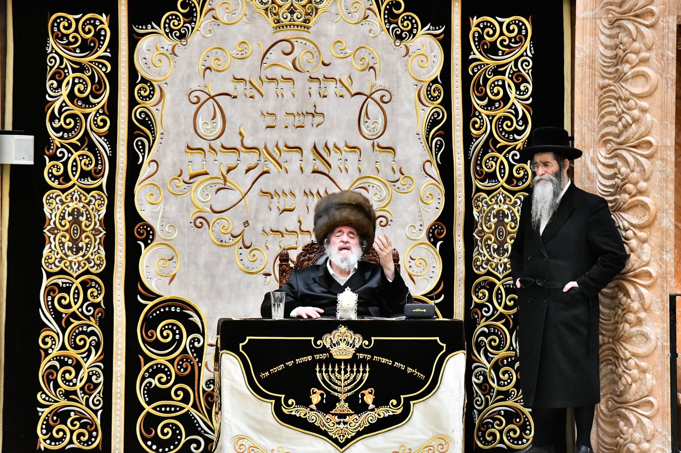 האדמו"ר מויז'ניץ בהדלקת נר ראשון דחנוכה