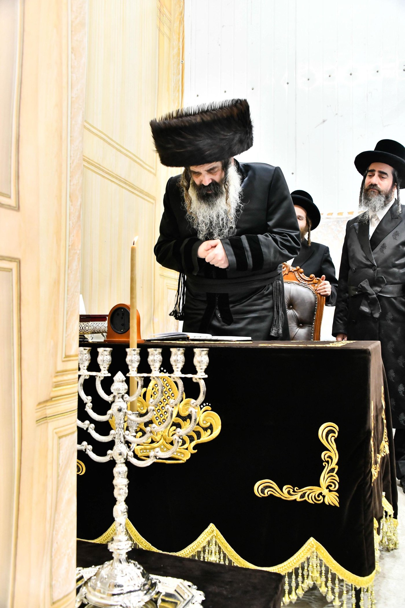 האדמו"ר מזוטשקא בהדלקת נרות חנוכה