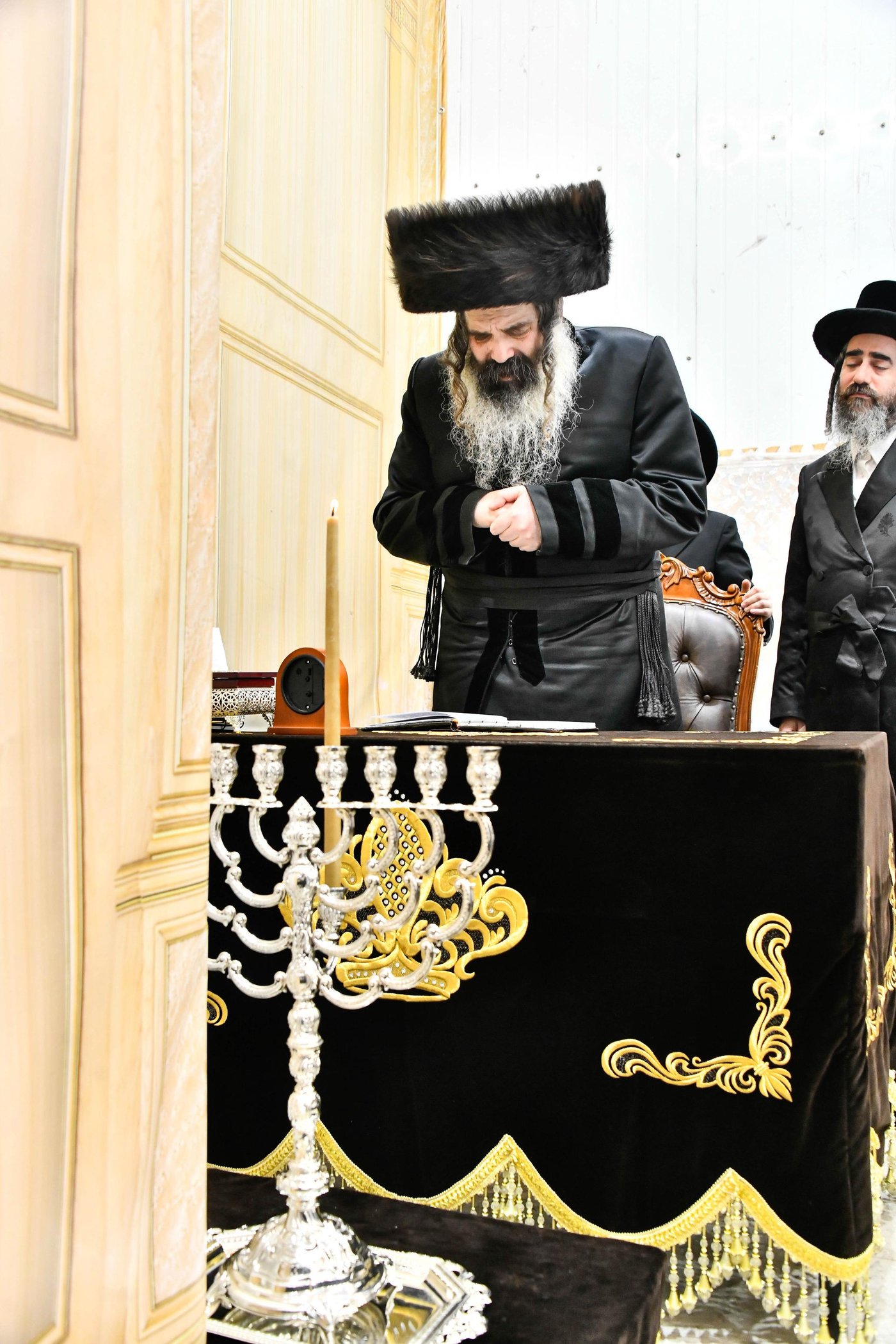 האדמו"ר מזוטשקא בהדלקת נרות חנוכה