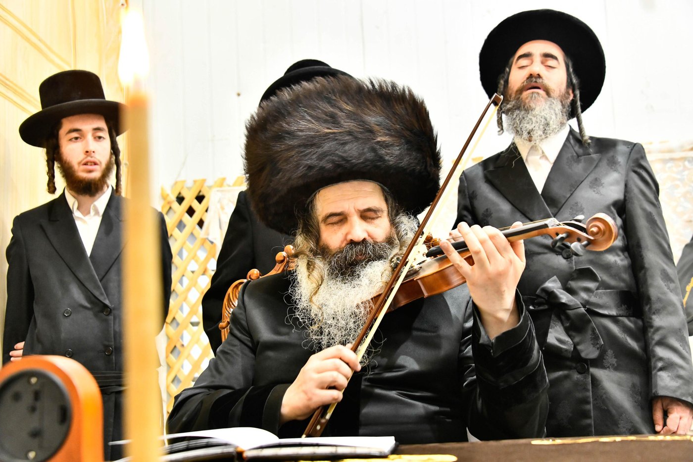 האדמו"ר מזוטשקא בהדלקת נרות חנוכה