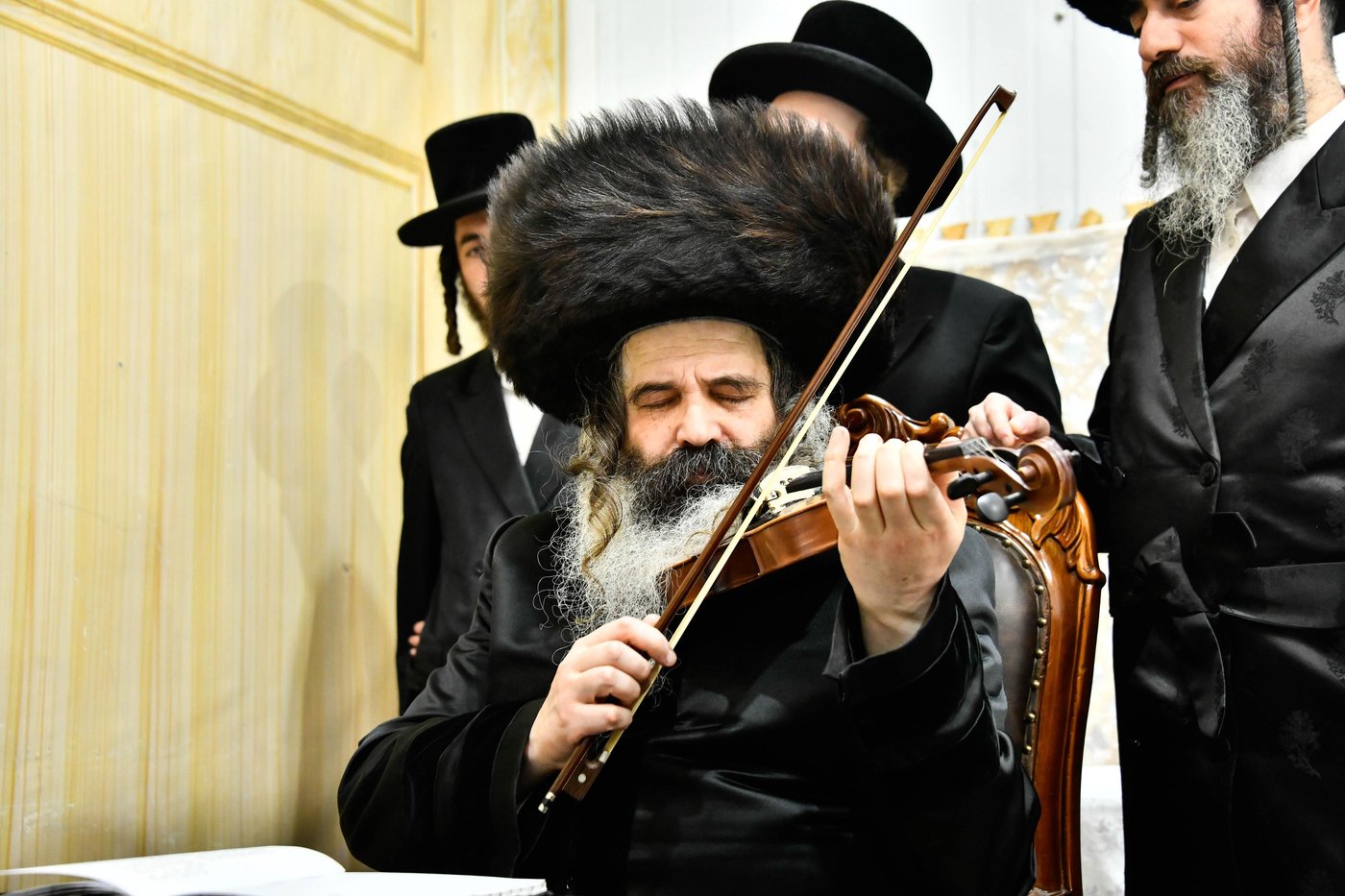 האדמו"ר מזוטשקא בהדלקת נרות חנוכה