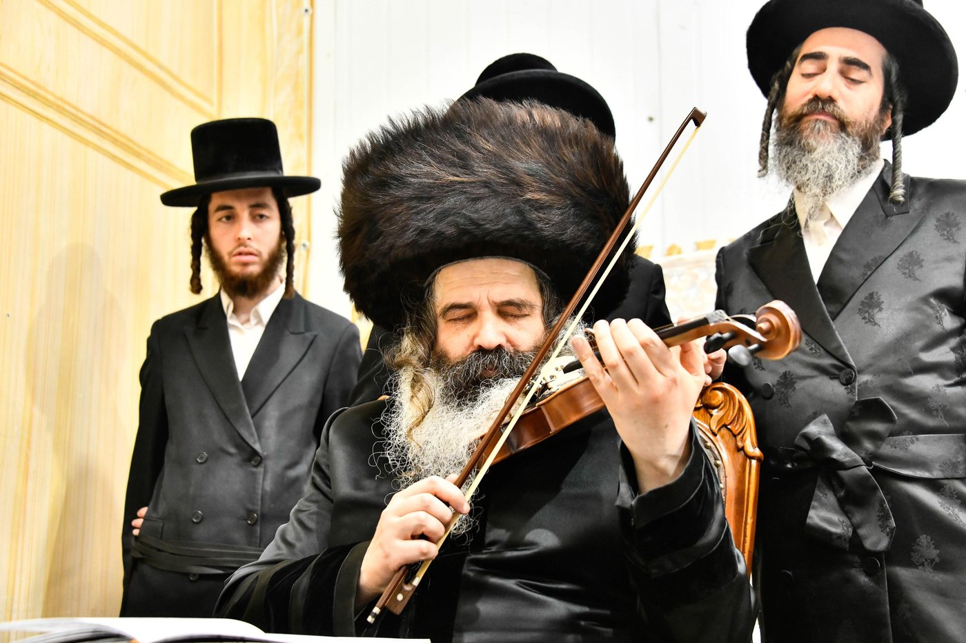 האדמו"ר מזוטשקא בהדלקת נרות חנוכה