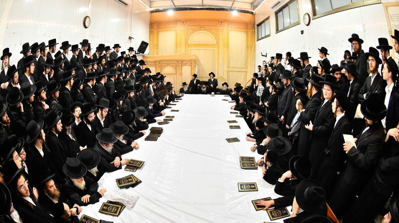 האדמו"ר מזוטשקא בהדלקת נרות חנוכה