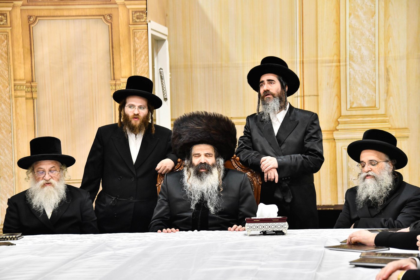 האדמו"ר מזוטשקא בהדלקת נרות חנוכה