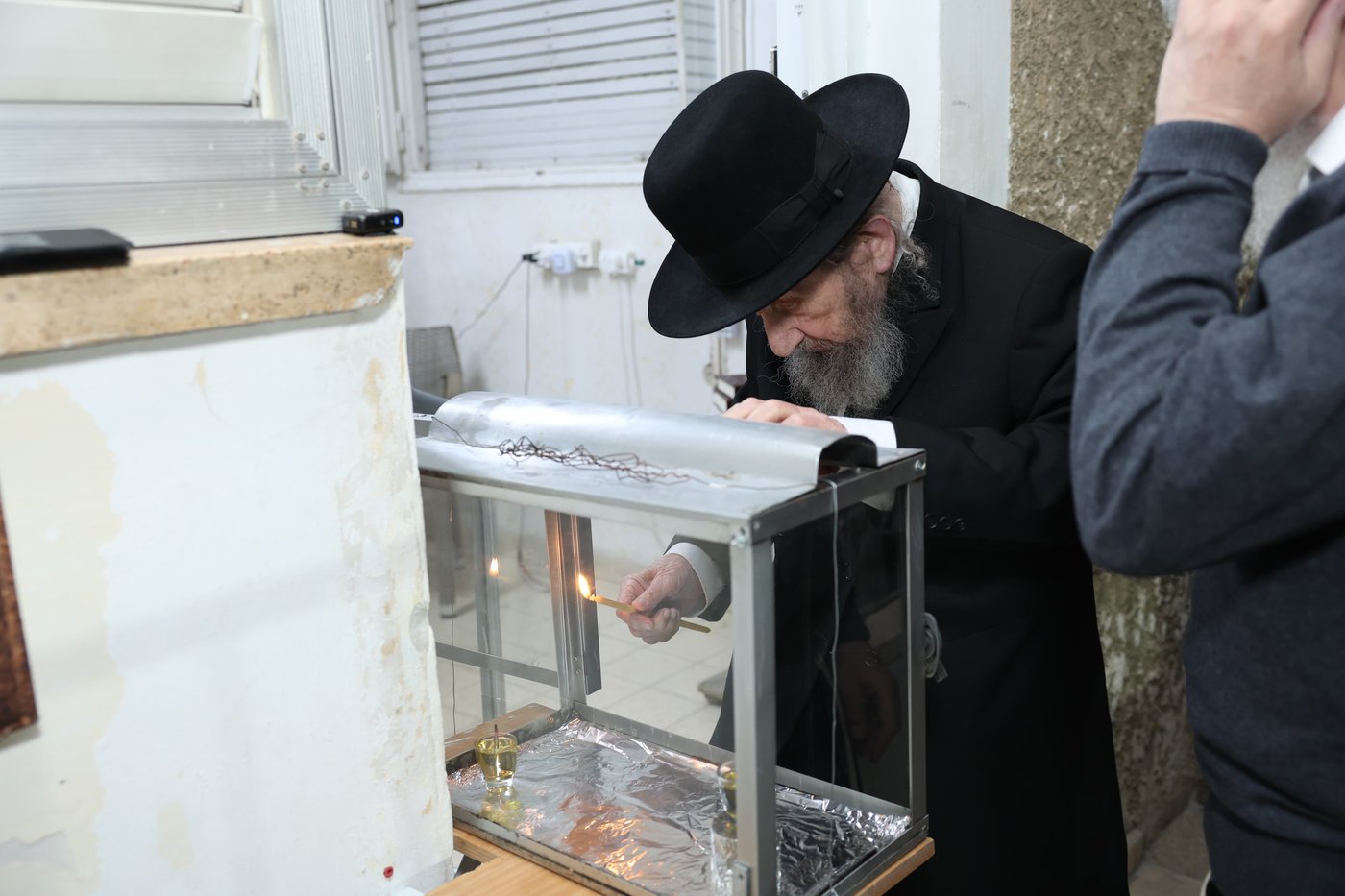 הגר"ד לנדו בהדלקת נרות חנוכה