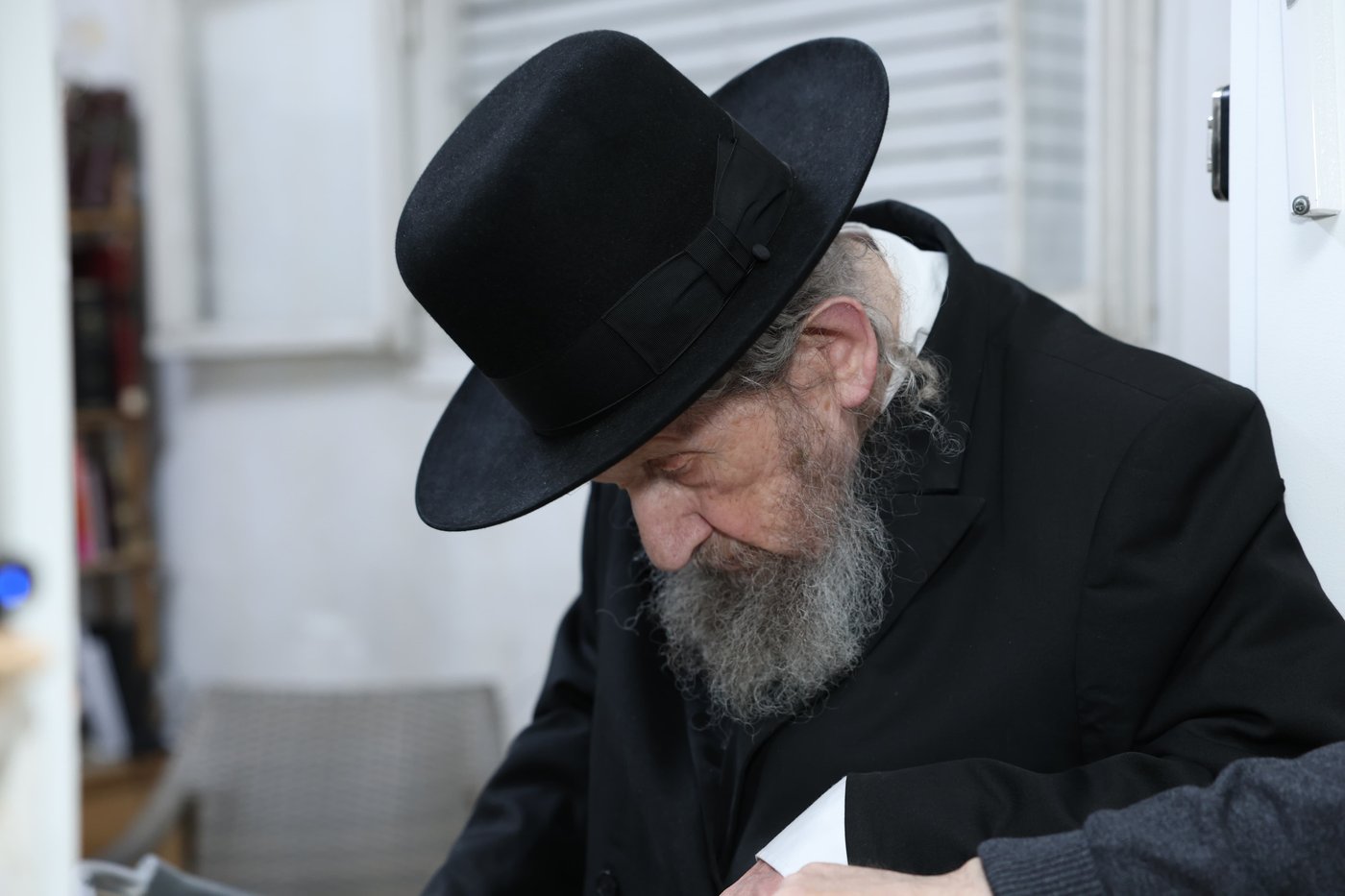 הגר"ד לנדו בהדלקת נרות חנוכה