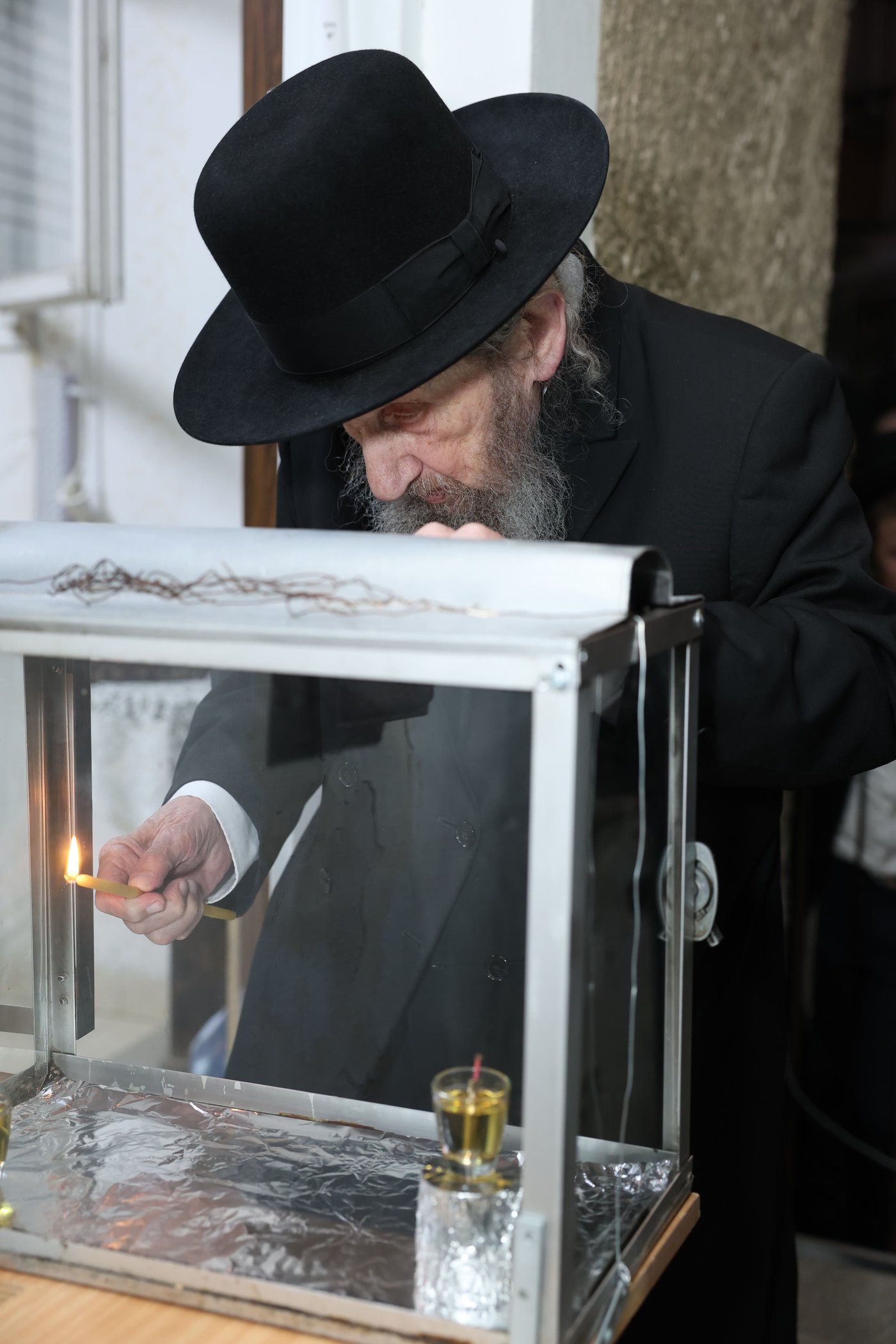 הגר"ד לנדו בהדלקת נרות חנוכה