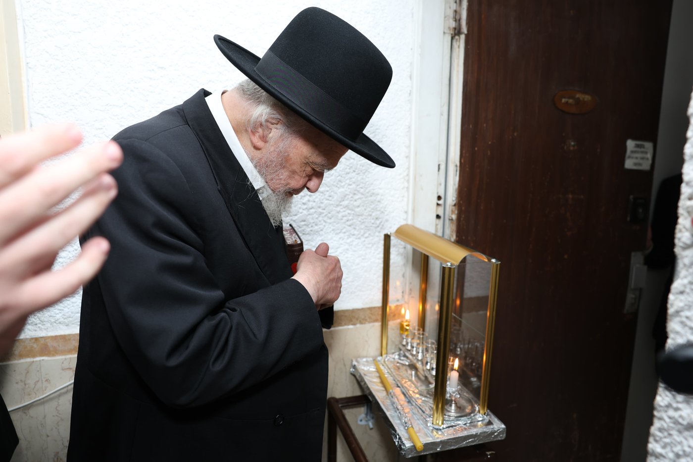 הגרמ"ה הירש בהדלקת נרות חנוכה