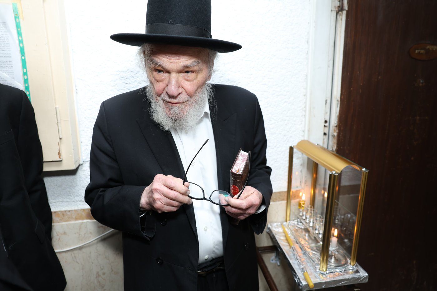 הגרמ"ה הירש בהדלקת נרות חנוכה