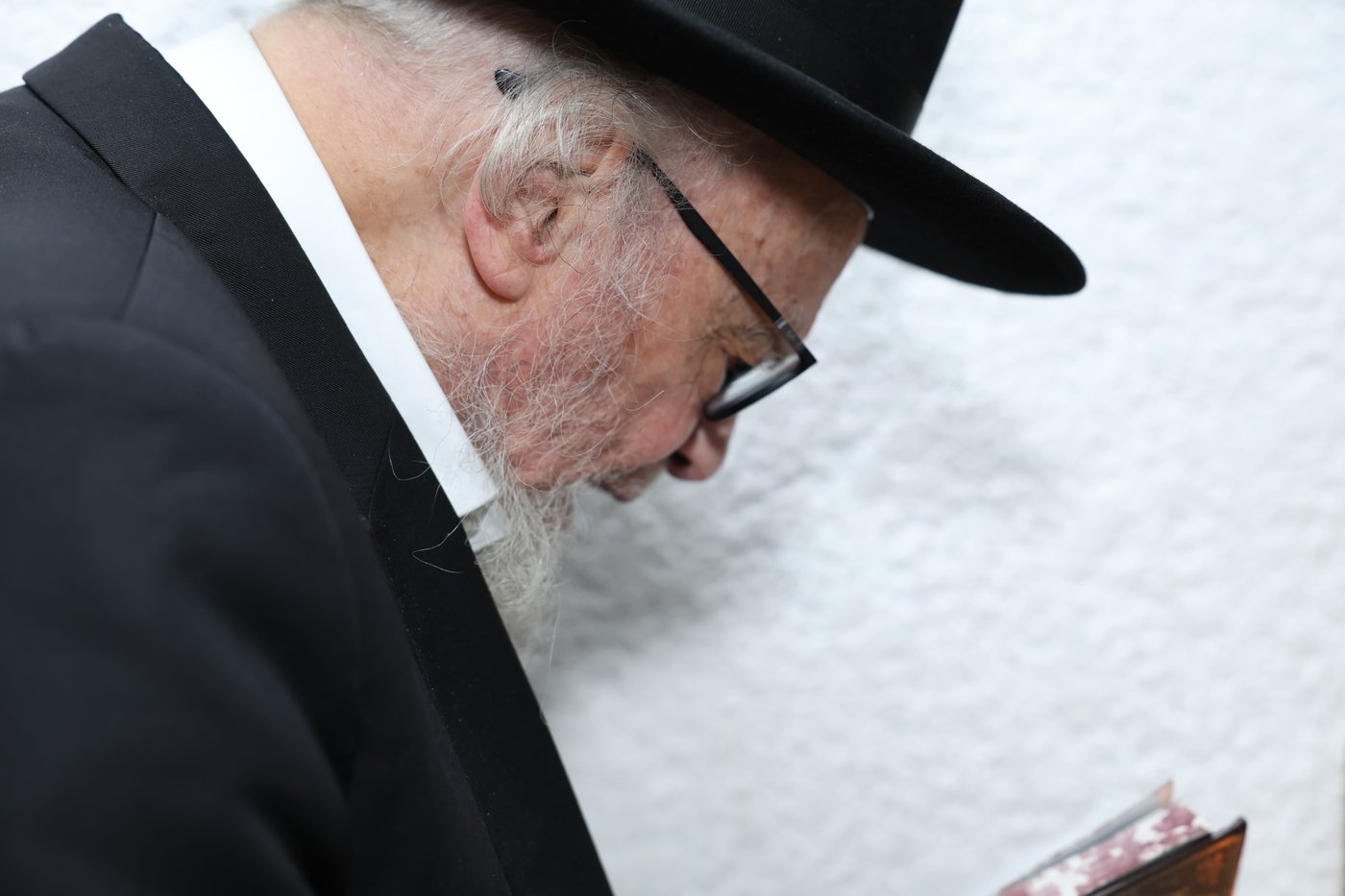 הגרמ"ה הירש בהדלקת נרות חנוכה